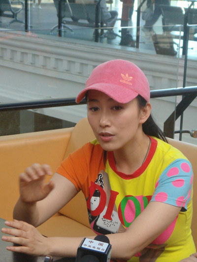 丁柳元带病接受采访 与记者畅谈《鹰与枭》(图