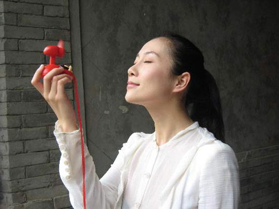 拍戏间隙自娱自乐温峥嵘夏日解暑有妙招(图)