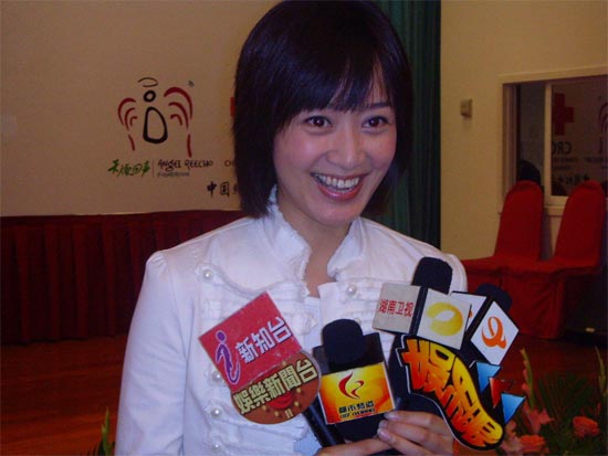 赵琳担任爱心志愿者怀抱失聪儿童真情流露(图)