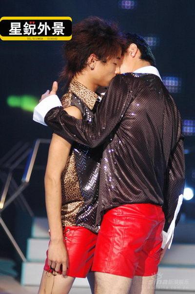 《1234舞》8进1 杨一帆阿力继续上演同性之爱