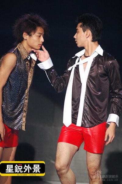 《1234舞》8进1 杨一帆阿力继续上演同性之爱