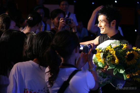 黄晓明宣传《鹿鼎记》 被众“老婆”曝料爱操心