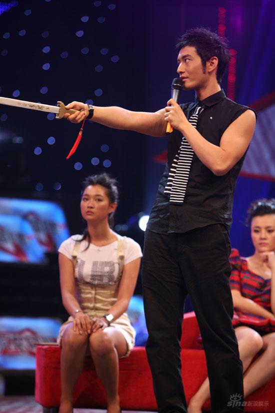 黄晓明宣传《鹿鼎记》 被众“老婆”曝料爱操心