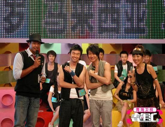 林俊杰执教青海卫视《青年汇》送签名专辑(图