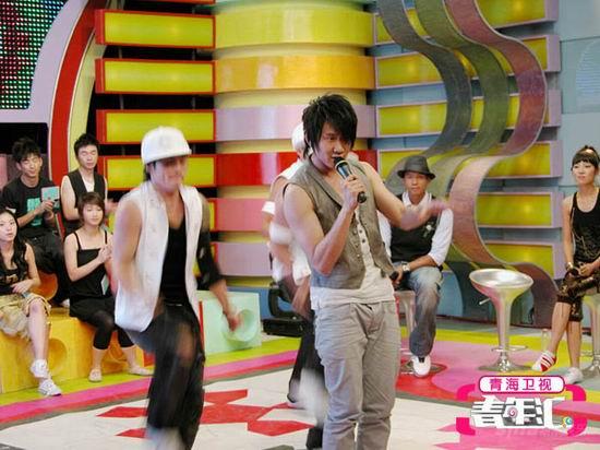 林俊杰执教青海卫视《青年汇》送签名专辑(图