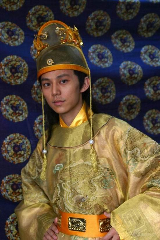 任东霖与何炅PK演技观众当评选正德皇帝(图)