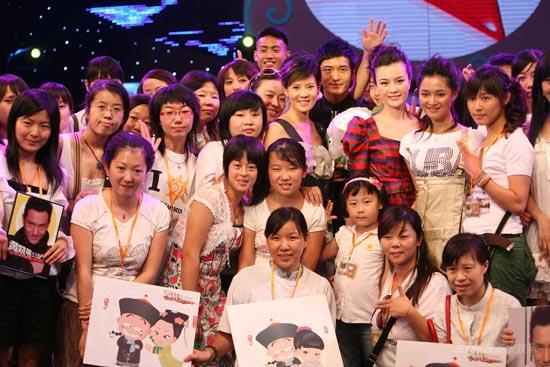 携众老婆宣传《鹿鼎记》 黄晓明接受影迷献吻