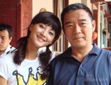 张歆艺李立群青岛海滨拍戏上演温馨父女情(图)