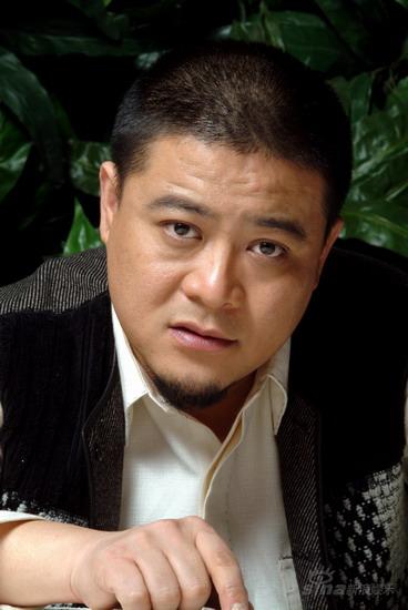 姜彤自揭表演秘诀扮彪形大汉“蹲守”王府井