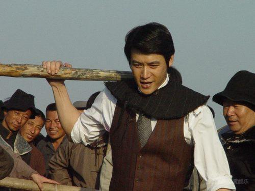 《夜幕》月底杀青陆毅扛起木桩加入黑社会(图)