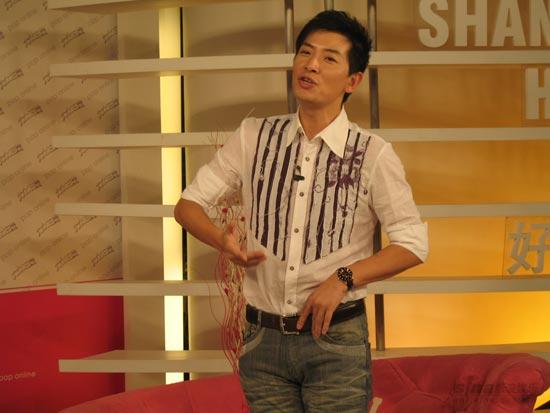 《大众娱乐在线》:戴军新单曲更添沧桑男人味