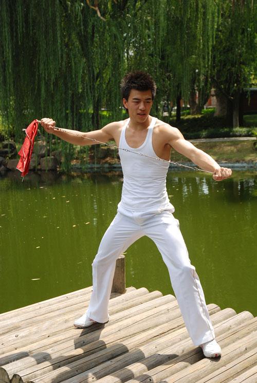 资料图片:真男8进7--任其凯玩高难度九节鞭