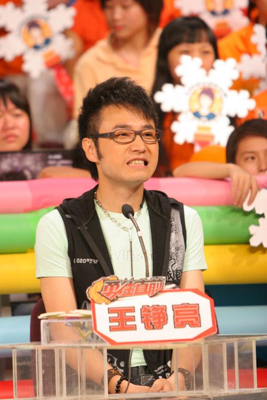何炅英勇救美女《勇往直前》颠覆完美形象(图)