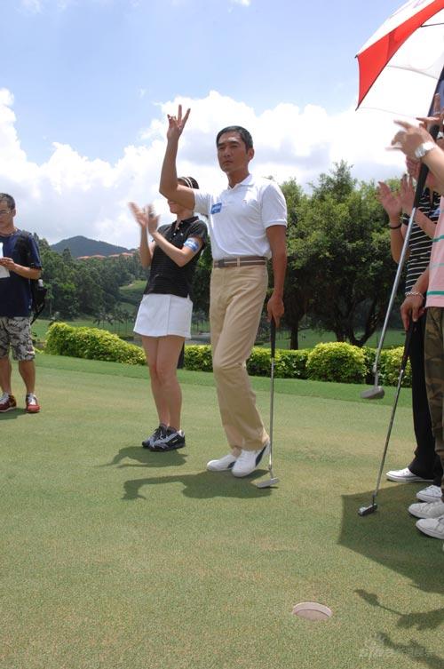 新剧《建筑有情天》开镜 演员打高球轻而易举