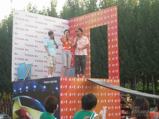 符馨尹“激发心动力”克服恐高过铁链桥(附图)