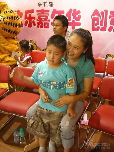“公交西施”贾妮不避嫌片场大秀孕妇装(图)