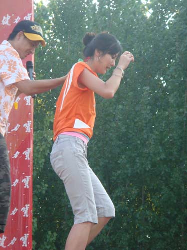 符馨尹大胆尝试《激发心动力》中过铁链桥(图)