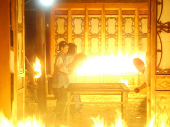 《芸娘》片场“失火”安以轩眉毛被烧掉？(图)