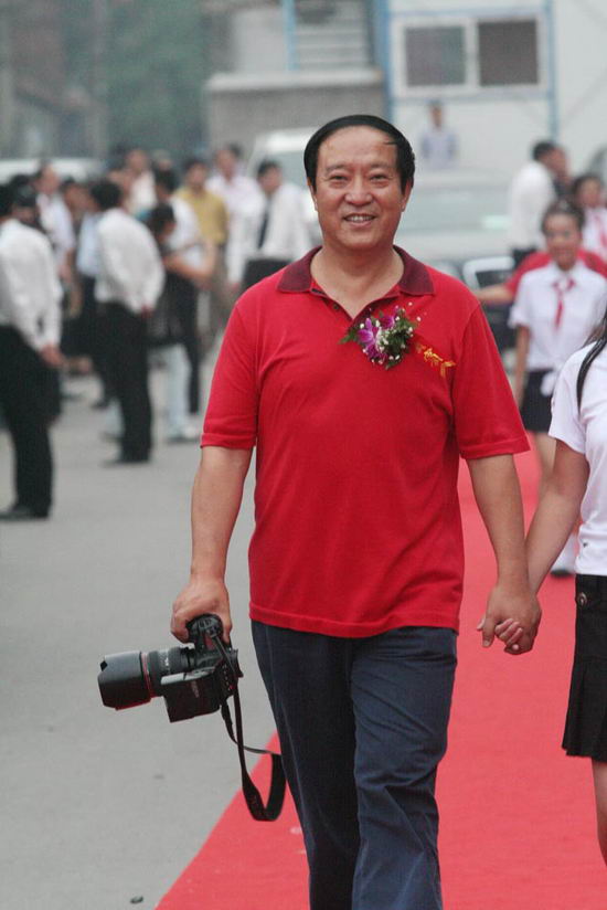 牛群手拿相机,随时准备拍照