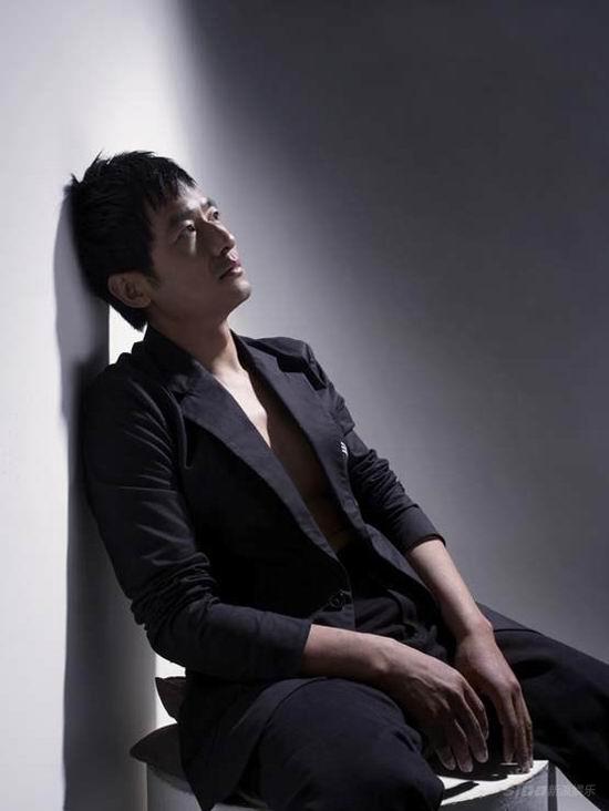 郭晓冬身负重盔敬业演出《江山美人》冬戏夏拍
