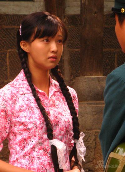 傅晶变身甜美“大辫子”新妆忙坏造型师(图)