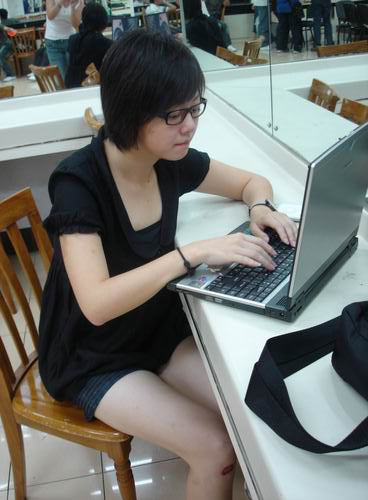 组图:型秀张小珏不堪非议拒绝聊天 遭网友炮轰