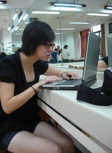 组图:型秀张小珏不堪非议拒绝聊天遭网友炮轰