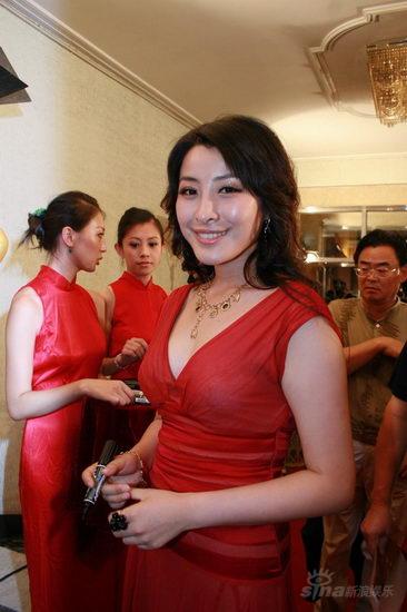 第26届飞天奖颁奖王雅捷一袭红裙身姿婀娜亮相