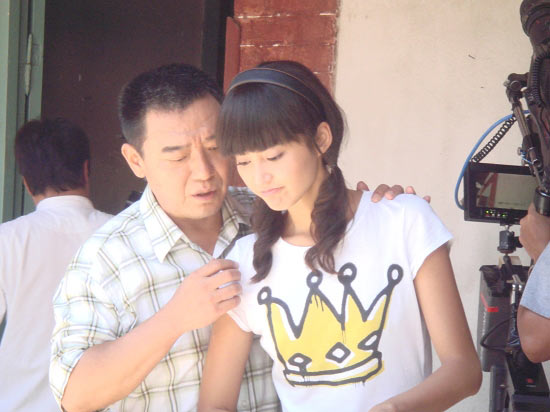 张歆艺拍《小家大事》戏下还叫李立群爸爸(图)