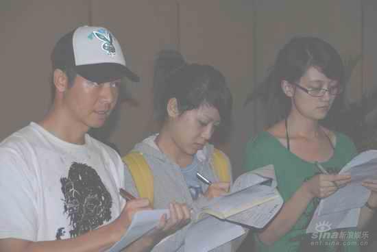 峨嵋赛区选手紧张排练 导演从容不迫有条不紊