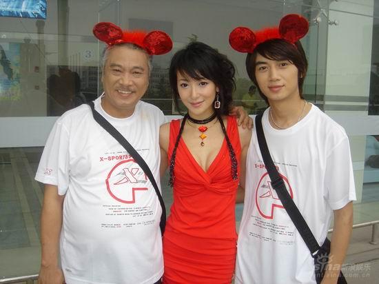 《恋爱兵法》热拍 吴孟达变身陈紫函追星族(图