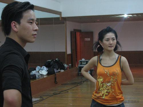 谢娜挑战难度新动作 “倒栽葱”致颈椎挫伤【图】