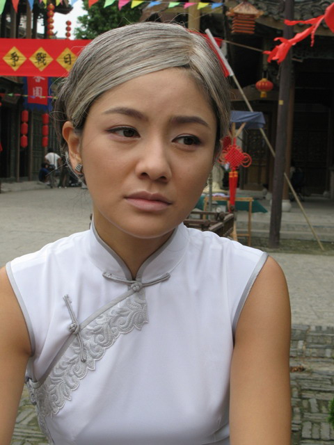 胡可《风月》“一夜白头”笑称变白发魔女(图)