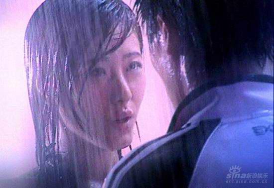 曾黎雨中激吻旁若无人贾一平目睹妒火中烧(图)