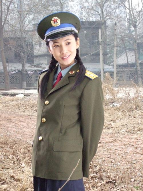 徐筠初穿军装闹笑话 “冒牌女兵”解不开腰带_影音娱乐_新浪网
