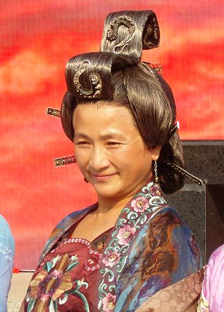 《开漳圣王》开机郑佩佩为“魏敬”上香(附图)