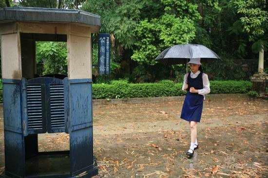 ţ����ѧ��װ������Ļʮ����Ů��һҹ����(ͼ)