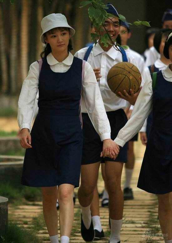 ţ����ѧ��װ������Ļʮ����Ů��һҹ����(ͼ)