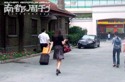 董卿打“飞的”读研 老师曝其有男友正在交往