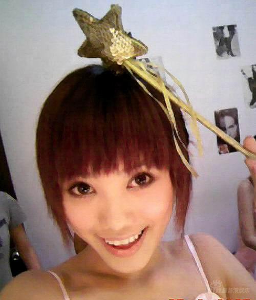 搞怪精灵杨佳当寿星+12姐妹忙里偷闲开派对(图