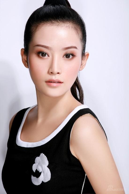 瑛子《大国医》改变造型 扔掉镜子做奋青(图)