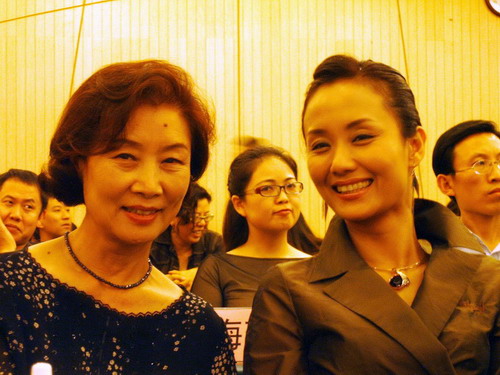 《洒满眼光的小院》预热 李颖艳光照人最上镜