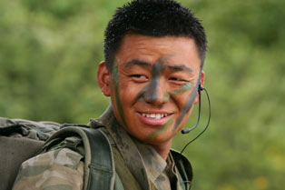 《士兵突击》持续火热王宝强收到影迷明信片