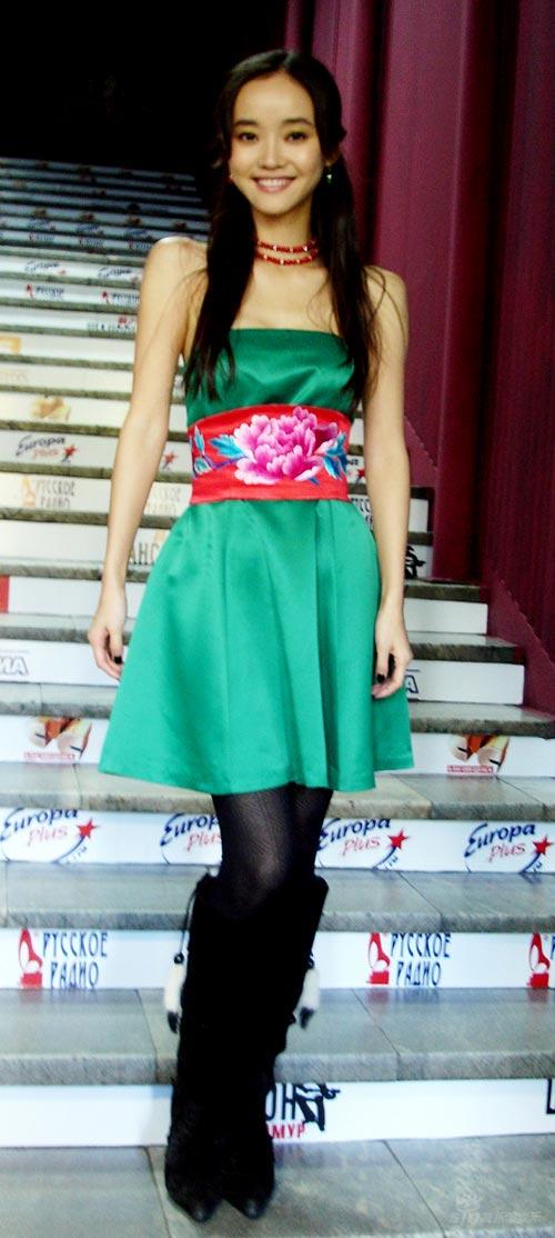 杨梅捧走最佳女演员奖红旗袍掀起中国风(图)
