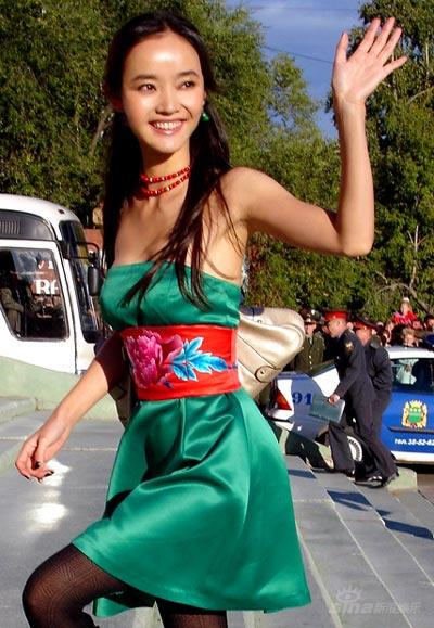 杨梅捧走最佳女演员奖红旗袍掀起中国风(图)