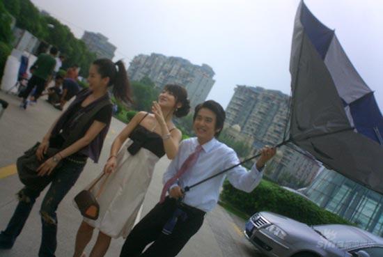 恋爱兵法片场环境恶劣 陈紫函耍宝台风来了(图