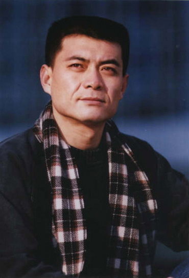 王新军《永远的田野》中变身“农村硬汉”(图)