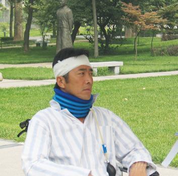魅力男人郑晓宁《洒满阳光的小院》变痴呆男