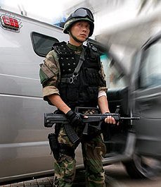 李晨体验绝对忠诚 与上亿现金亲密接触(图)