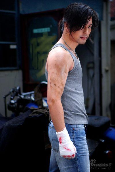 从散打冠军到武打明星 桑伟淋成功转行(附图)